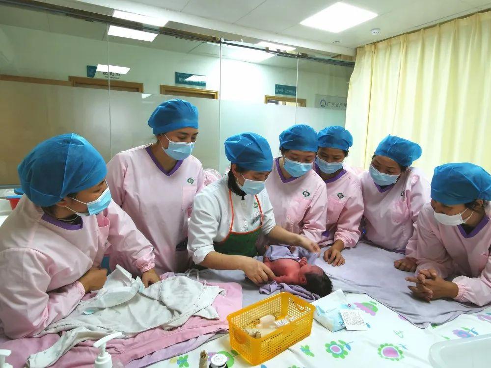 东兰县妇婴监护型护送